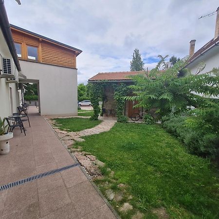Kossuth Apartmanhaz Тата Екстериор снимка