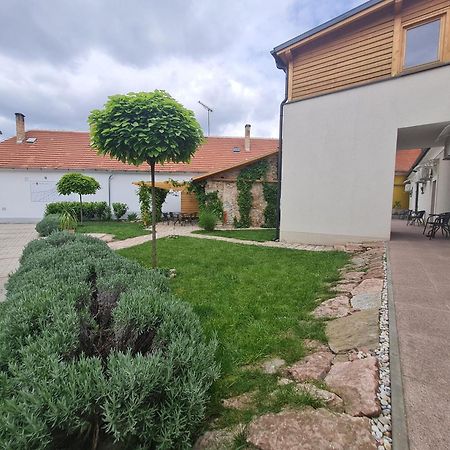 Kossuth Apartmanhaz Тата Екстериор снимка