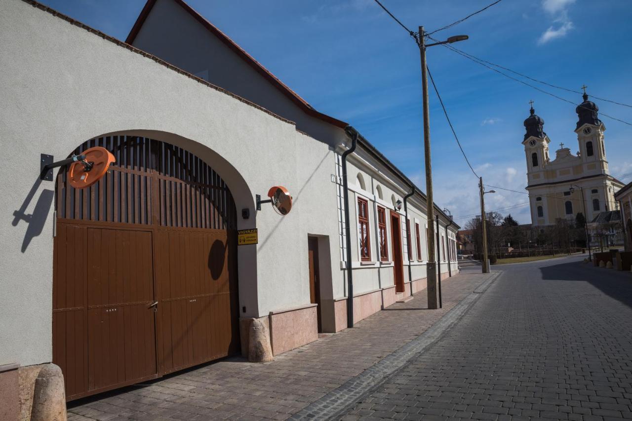 Kossuth Apartmanhaz Тата Екстериор снимка
