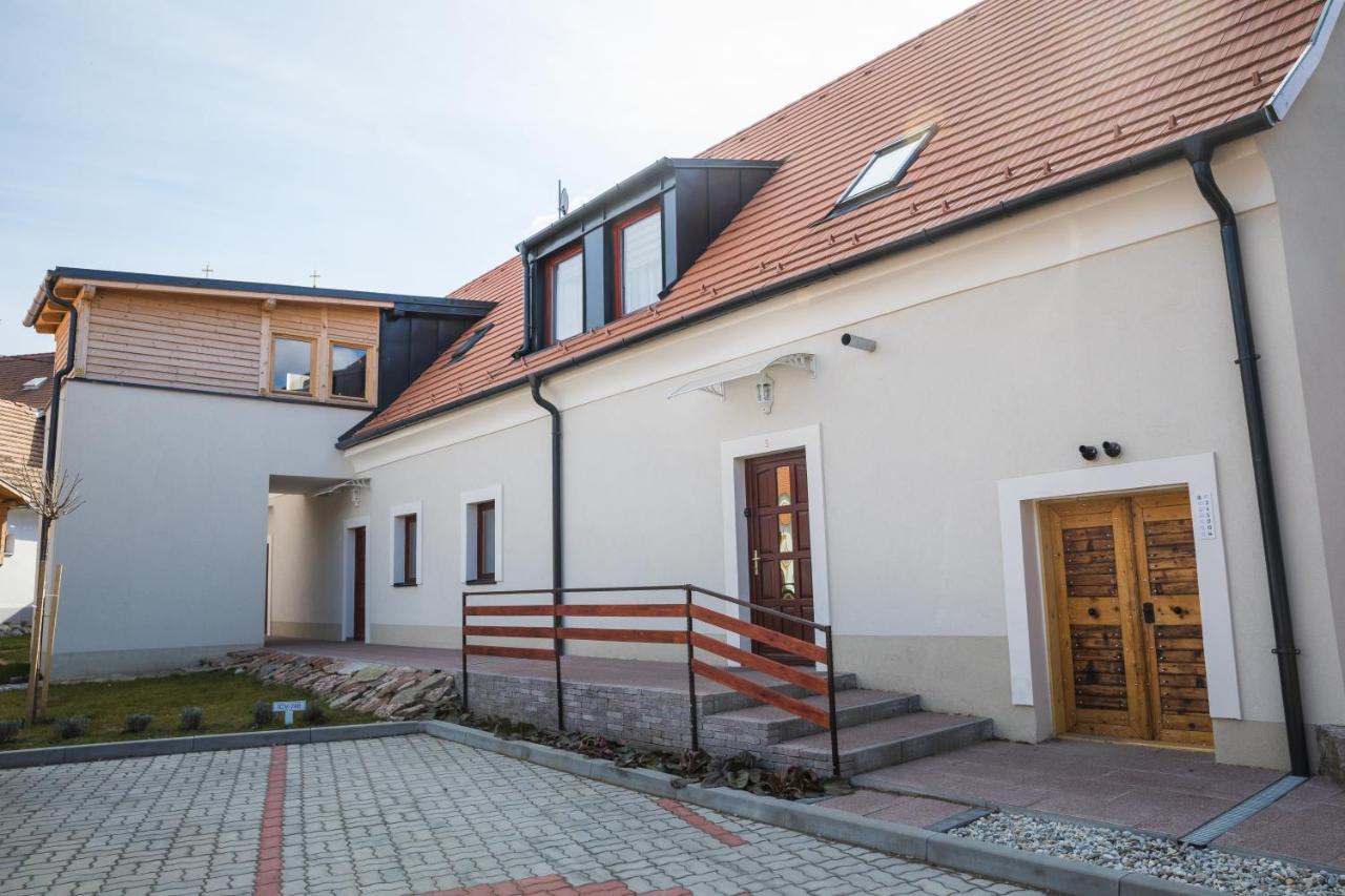 Kossuth Apartmanhaz Тата Екстериор снимка