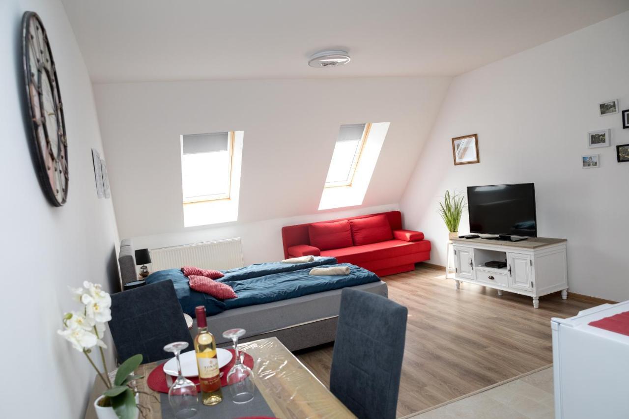 Kossuth Apartmanhaz Тата Екстериор снимка