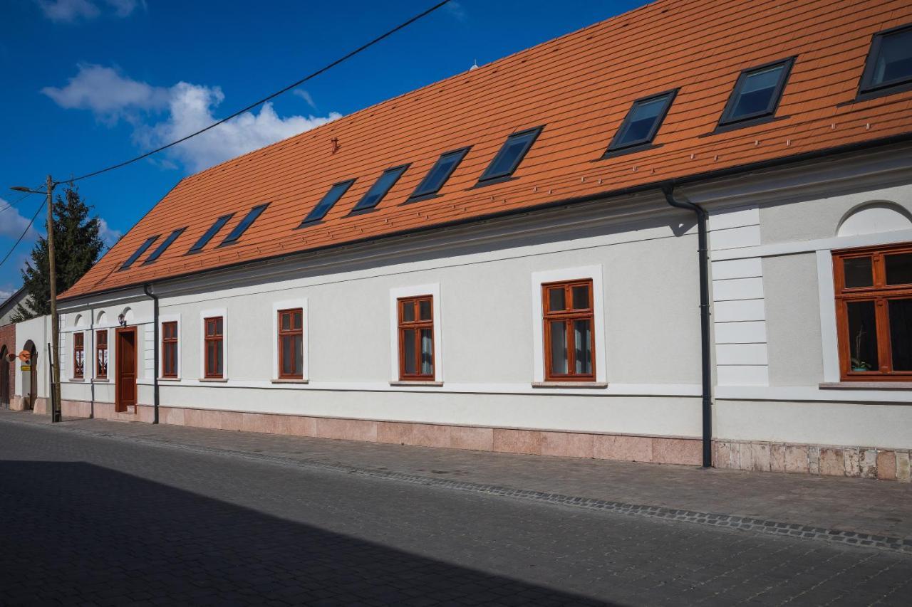 Kossuth Apartmanhaz Тата Екстериор снимка