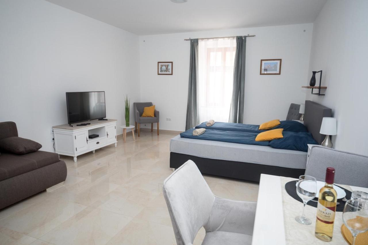 Kossuth Apartmanhaz Тата Екстериор снимка