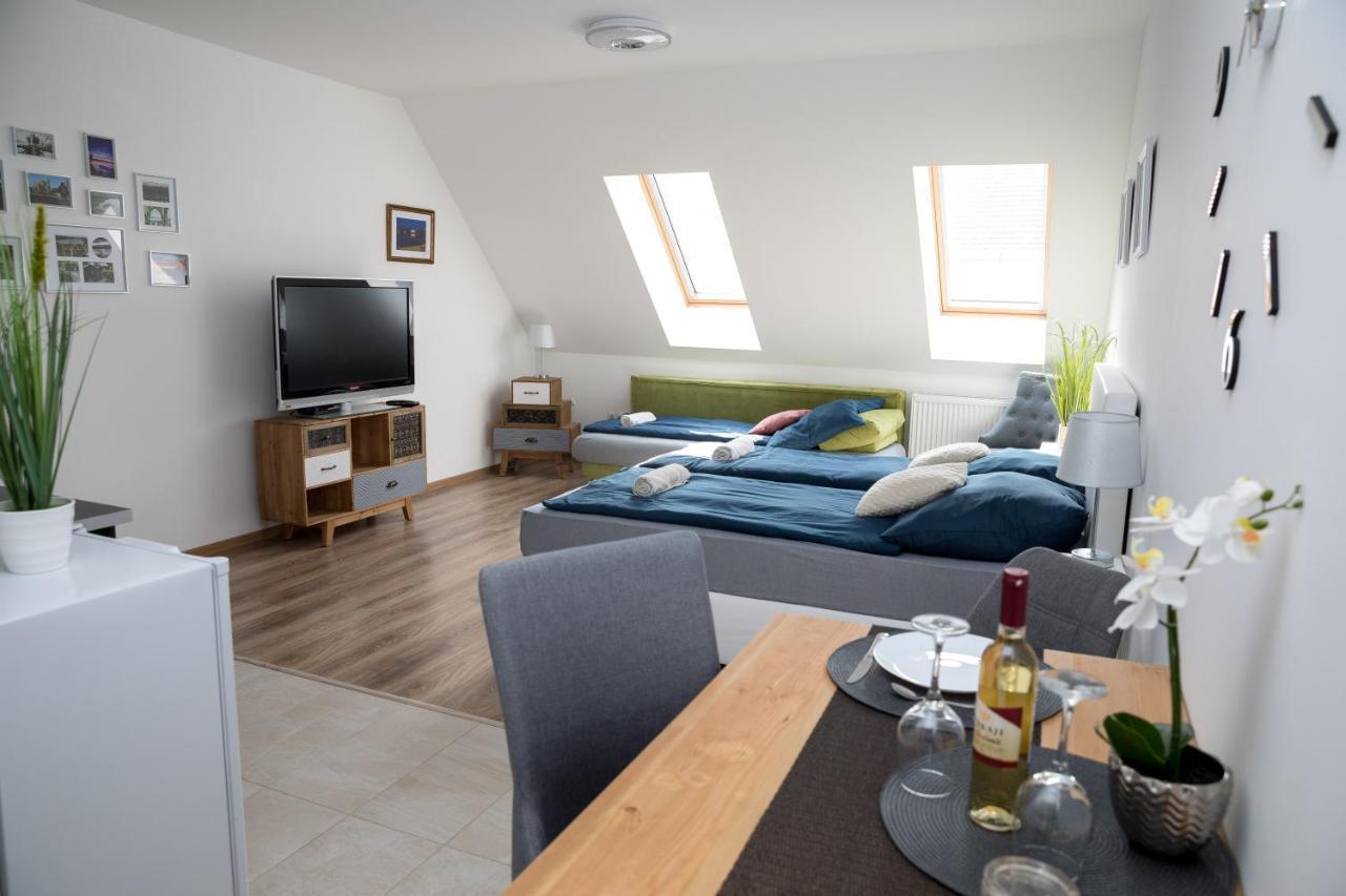Kossuth Apartmanhaz Тата Екстериор снимка