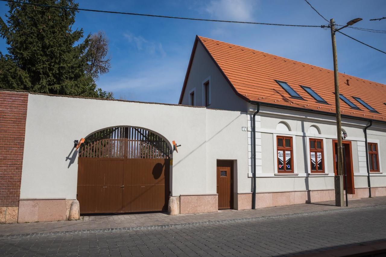 Kossuth Apartmanhaz Тата Екстериор снимка