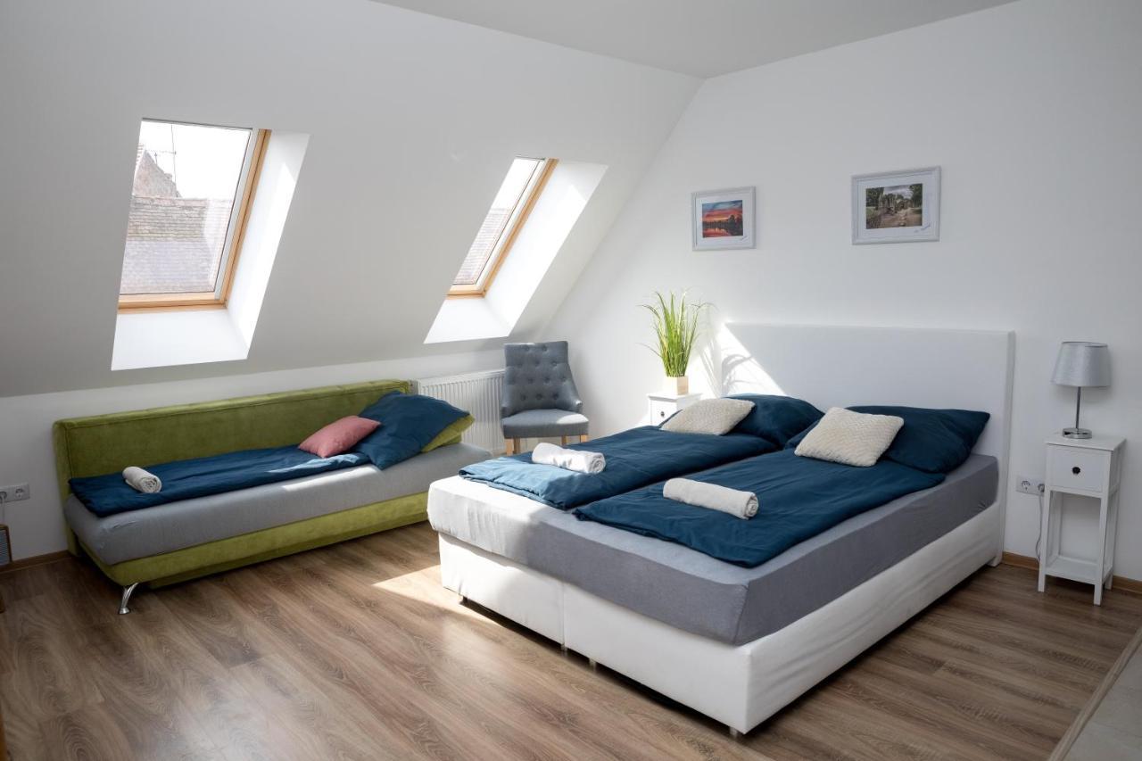 Kossuth Apartmanhaz Тата Екстериор снимка