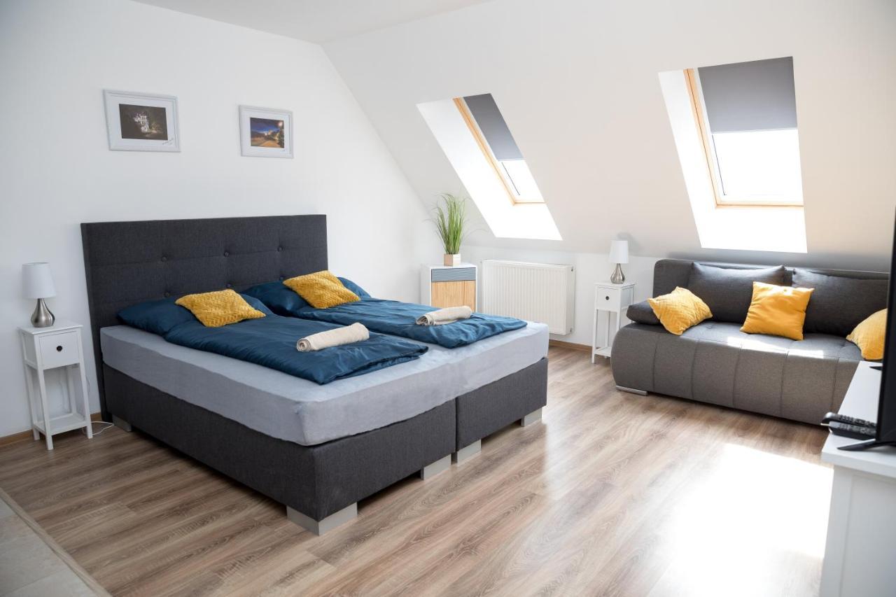 Kossuth Apartmanhaz Тата Екстериор снимка