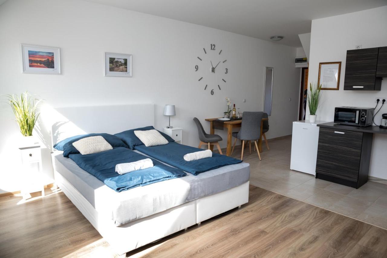 Kossuth Apartmanhaz Тата Екстериор снимка