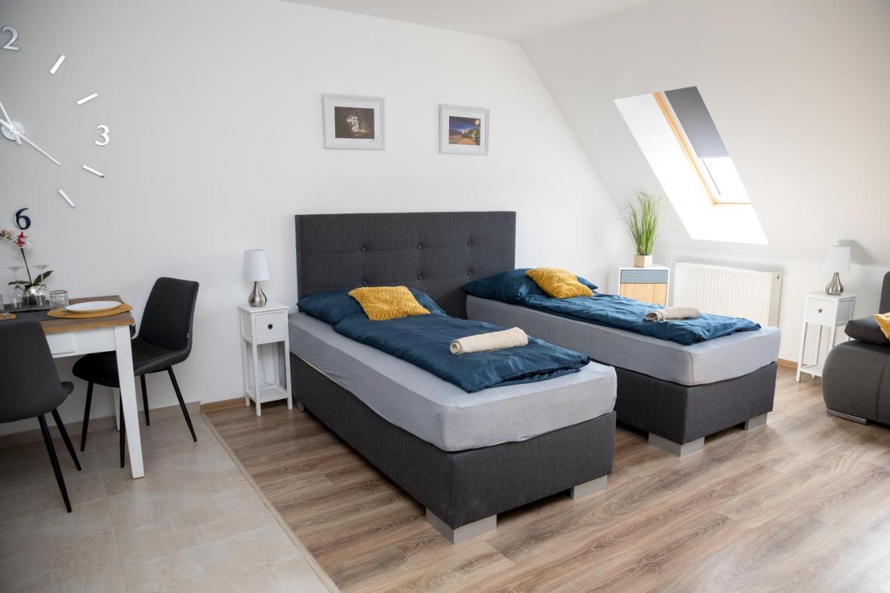 Kossuth Apartmanhaz Тата Екстериор снимка
