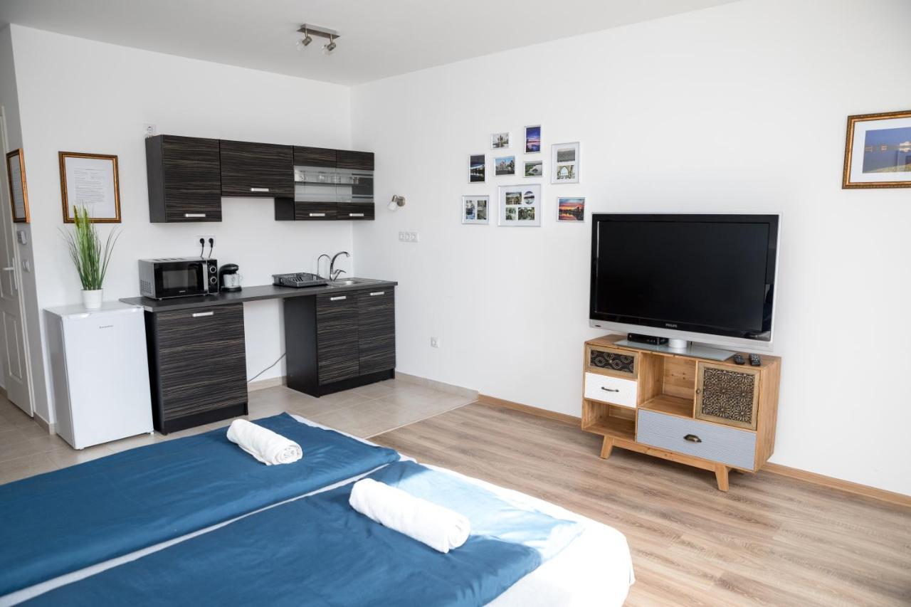 Kossuth Apartmanhaz Тата Екстериор снимка