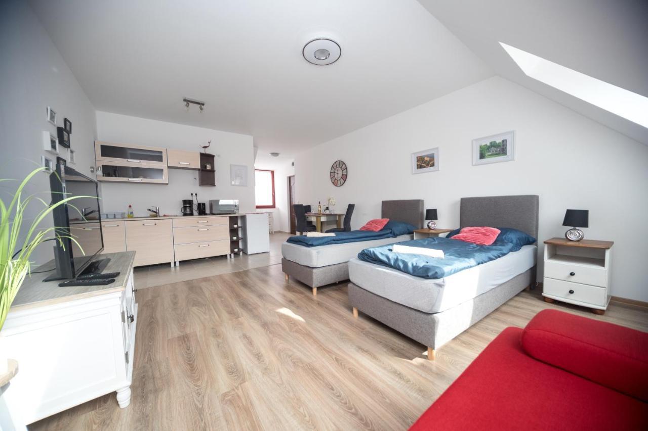 Kossuth Apartmanhaz Тата Екстериор снимка
