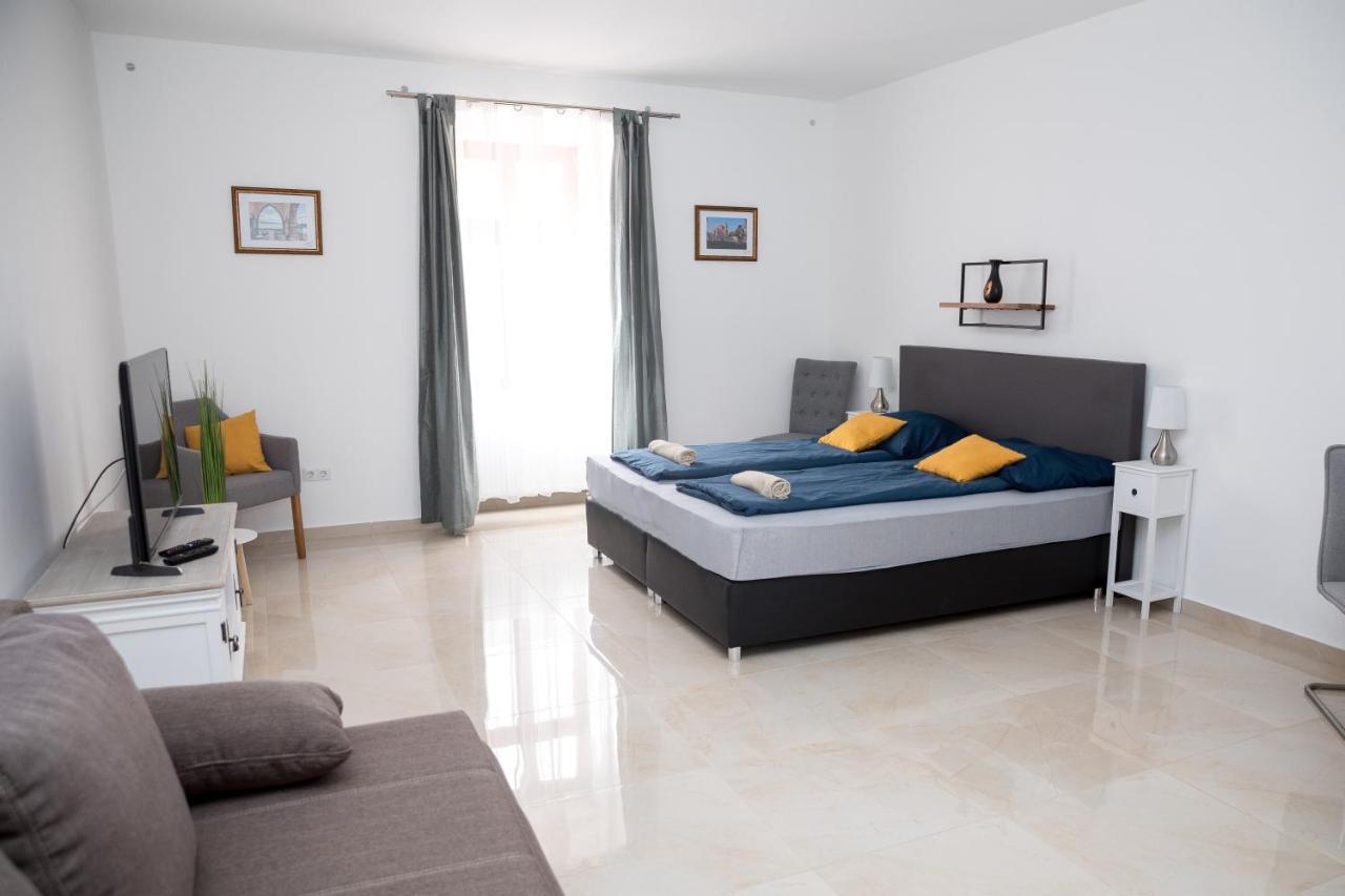Kossuth Apartmanhaz Тата Екстериор снимка