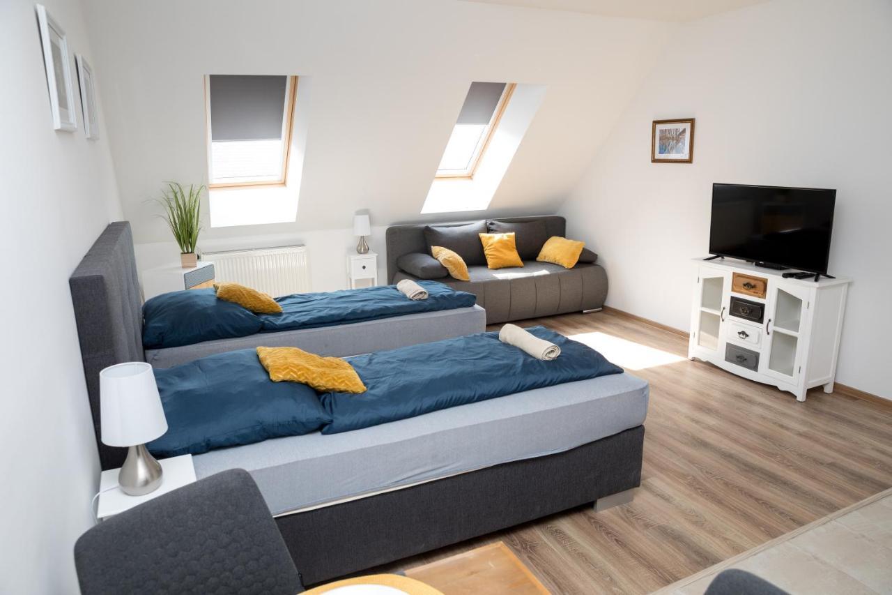 Kossuth Apartmanhaz Тата Екстериор снимка
