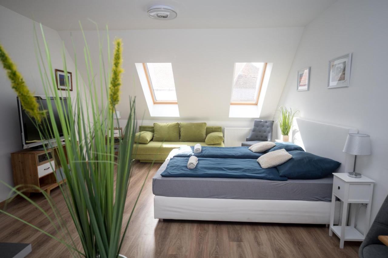 Kossuth Apartmanhaz Тата Екстериор снимка