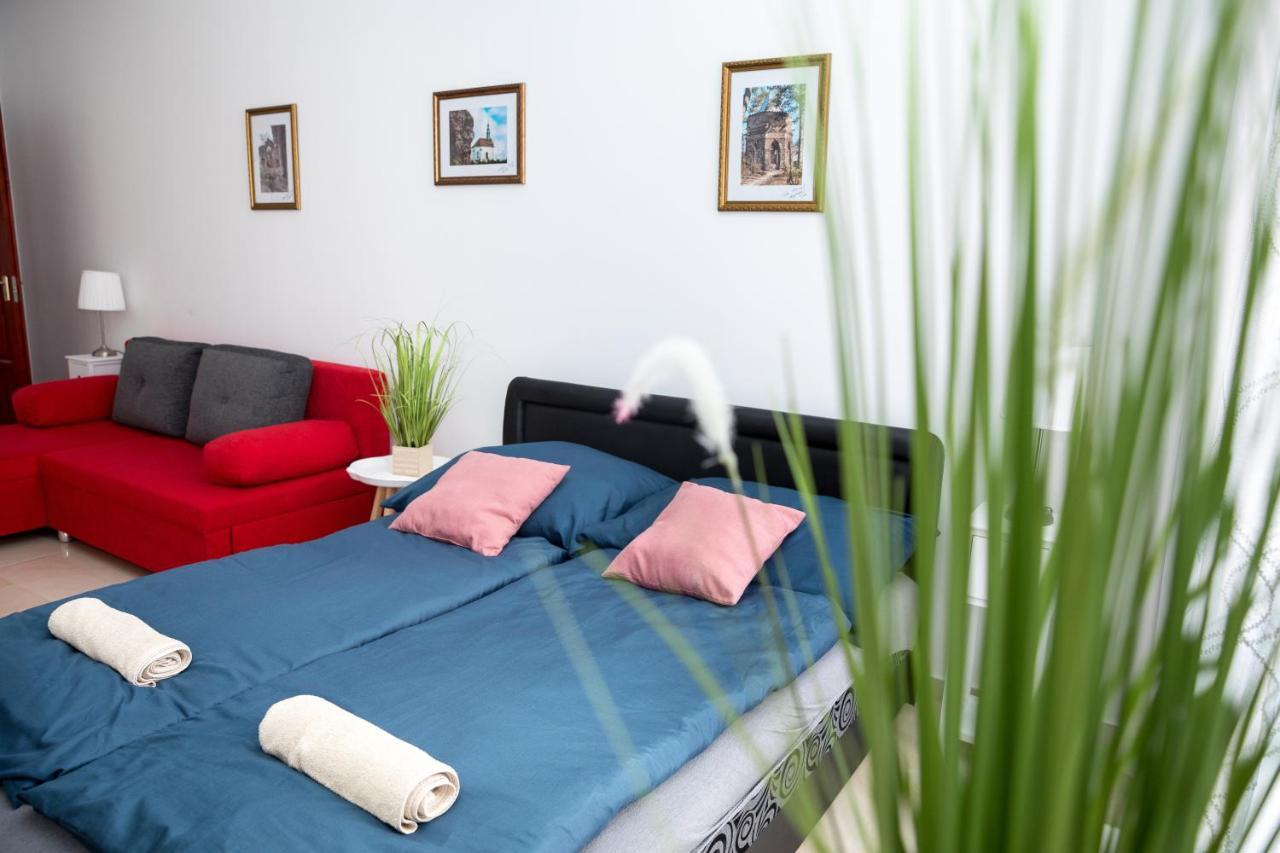 Kossuth Apartmanhaz Тата Екстериор снимка