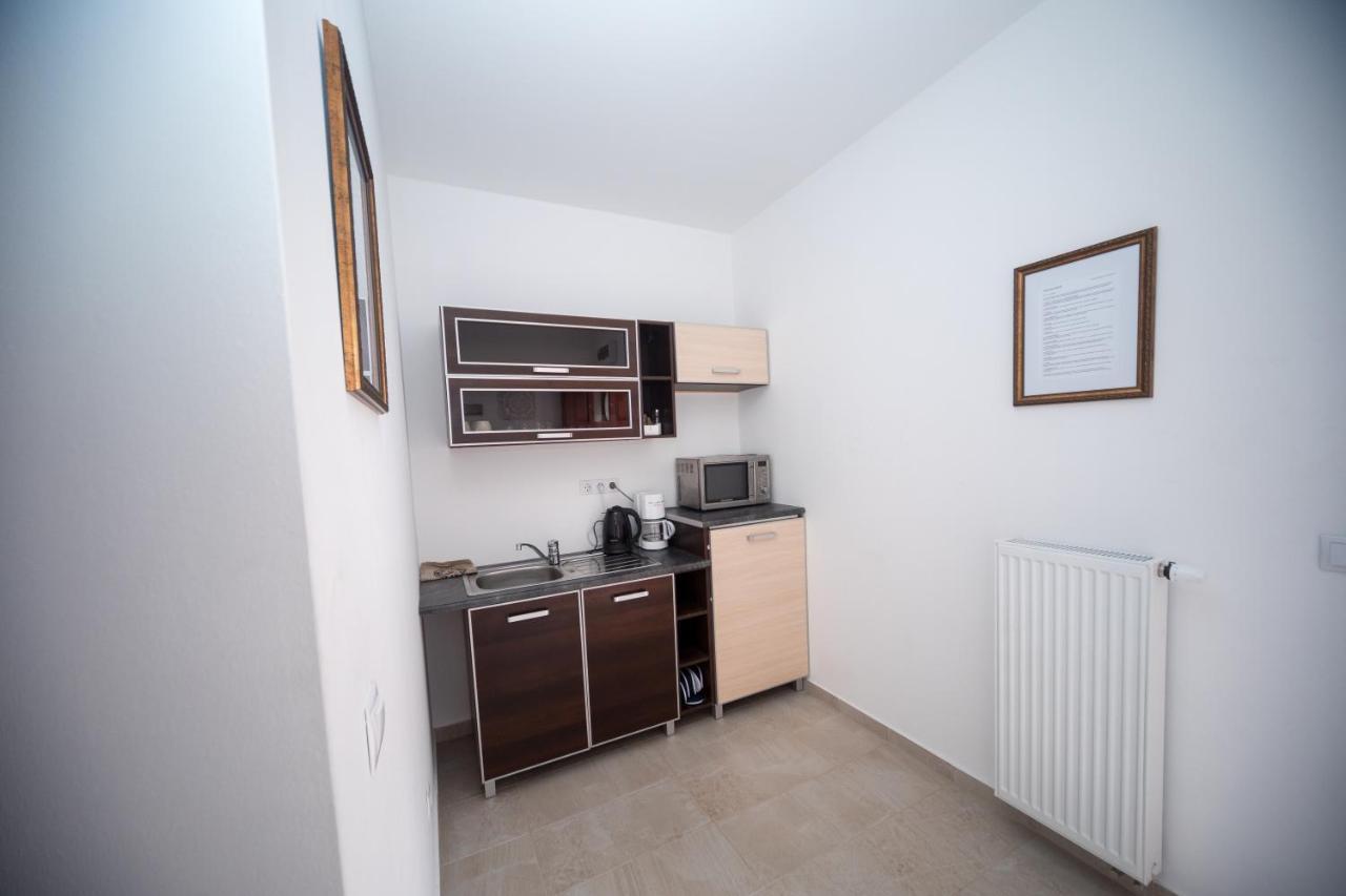 Kossuth Apartmanhaz Тата Екстериор снимка