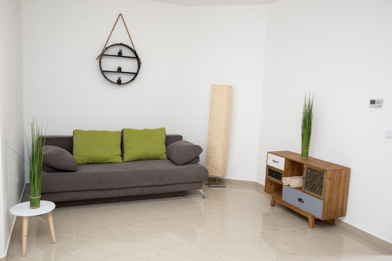Kossuth Apartmanhaz Тата Екстериор снимка