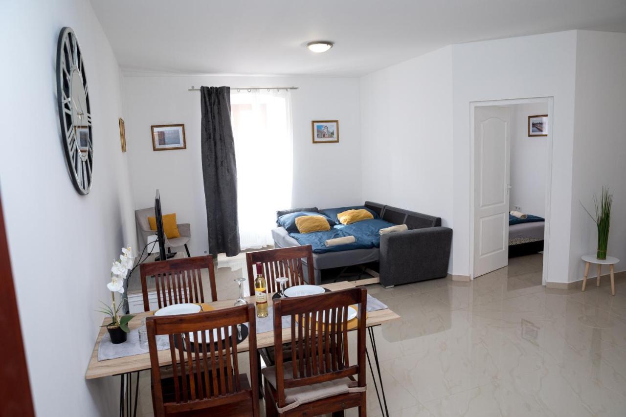 Kossuth Apartmanhaz Тата Екстериор снимка