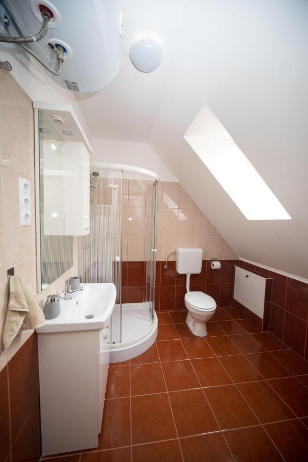Kossuth Apartmanhaz Тата Екстериор снимка