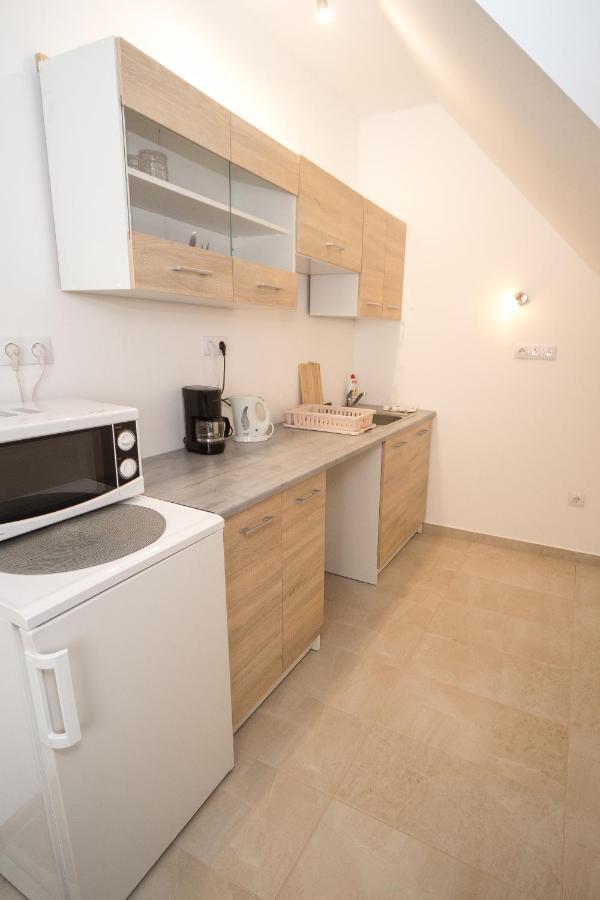 Kossuth Apartmanhaz Тата Екстериор снимка