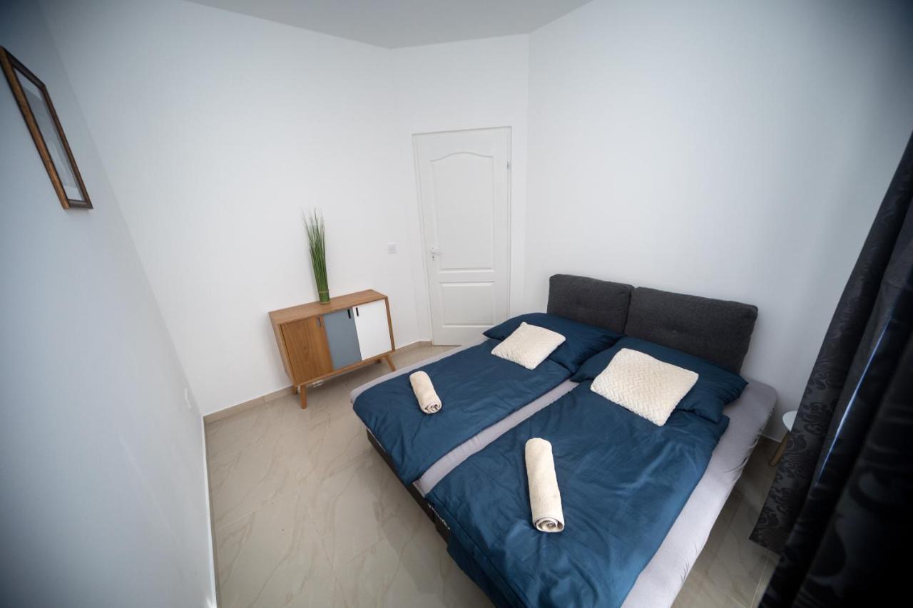 Kossuth Apartmanhaz Тата Екстериор снимка