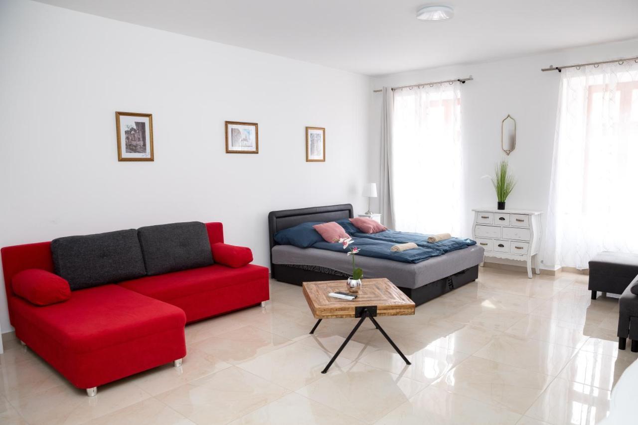 Kossuth Apartmanhaz Тата Екстериор снимка