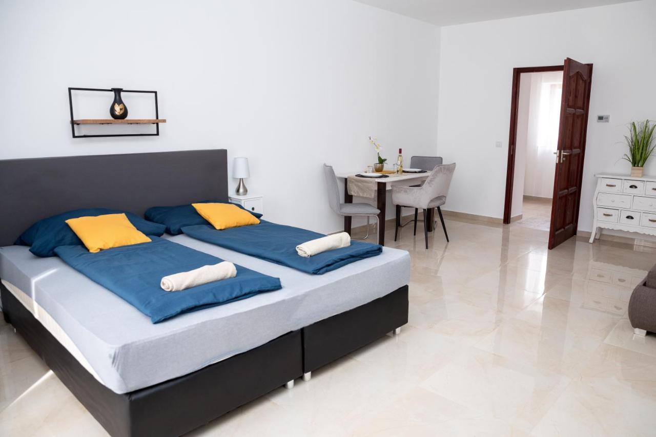 Kossuth Apartmanhaz Тата Екстериор снимка