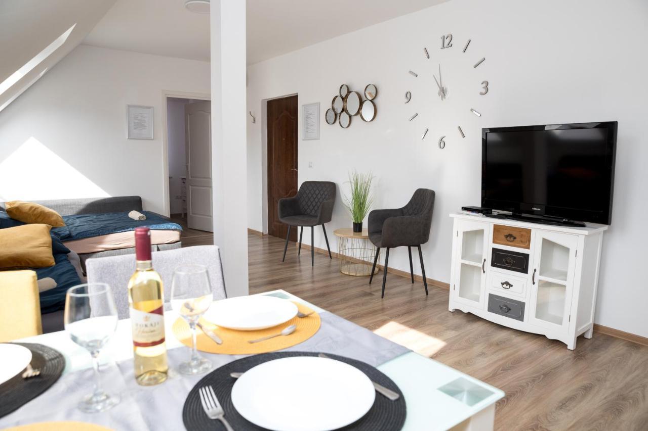 Kossuth Apartmanhaz Тата Екстериор снимка