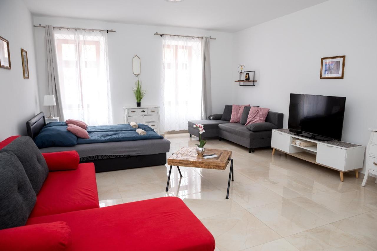 Kossuth Apartmanhaz Тата Екстериор снимка