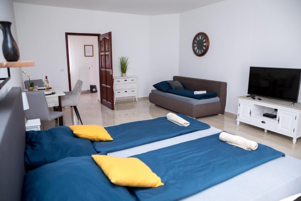 Kossuth Apartmanhaz Тата Екстериор снимка