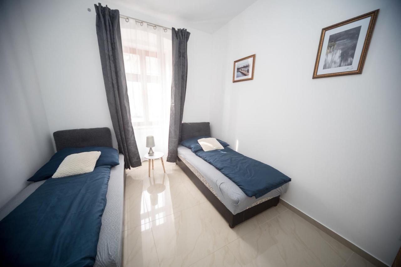 Kossuth Apartmanhaz Тата Екстериор снимка