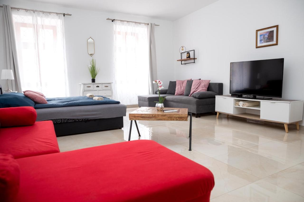 Kossuth Apartmanhaz Тата Екстериор снимка