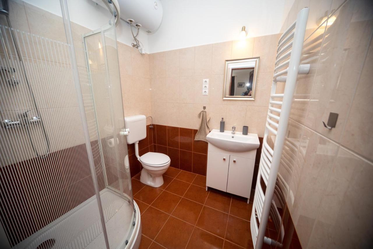 Kossuth Apartmanhaz Тата Екстериор снимка