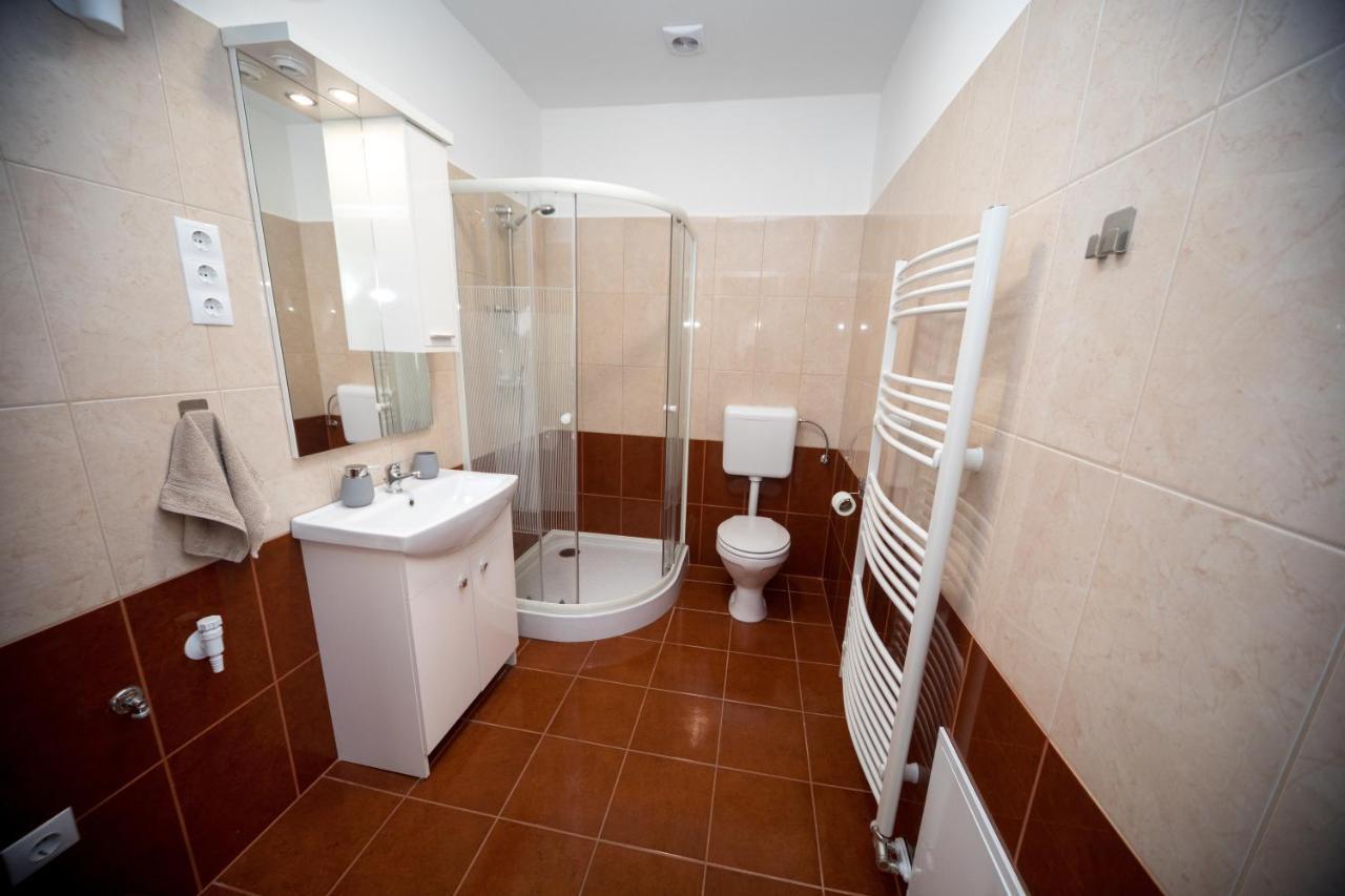 Kossuth Apartmanhaz Тата Екстериор снимка