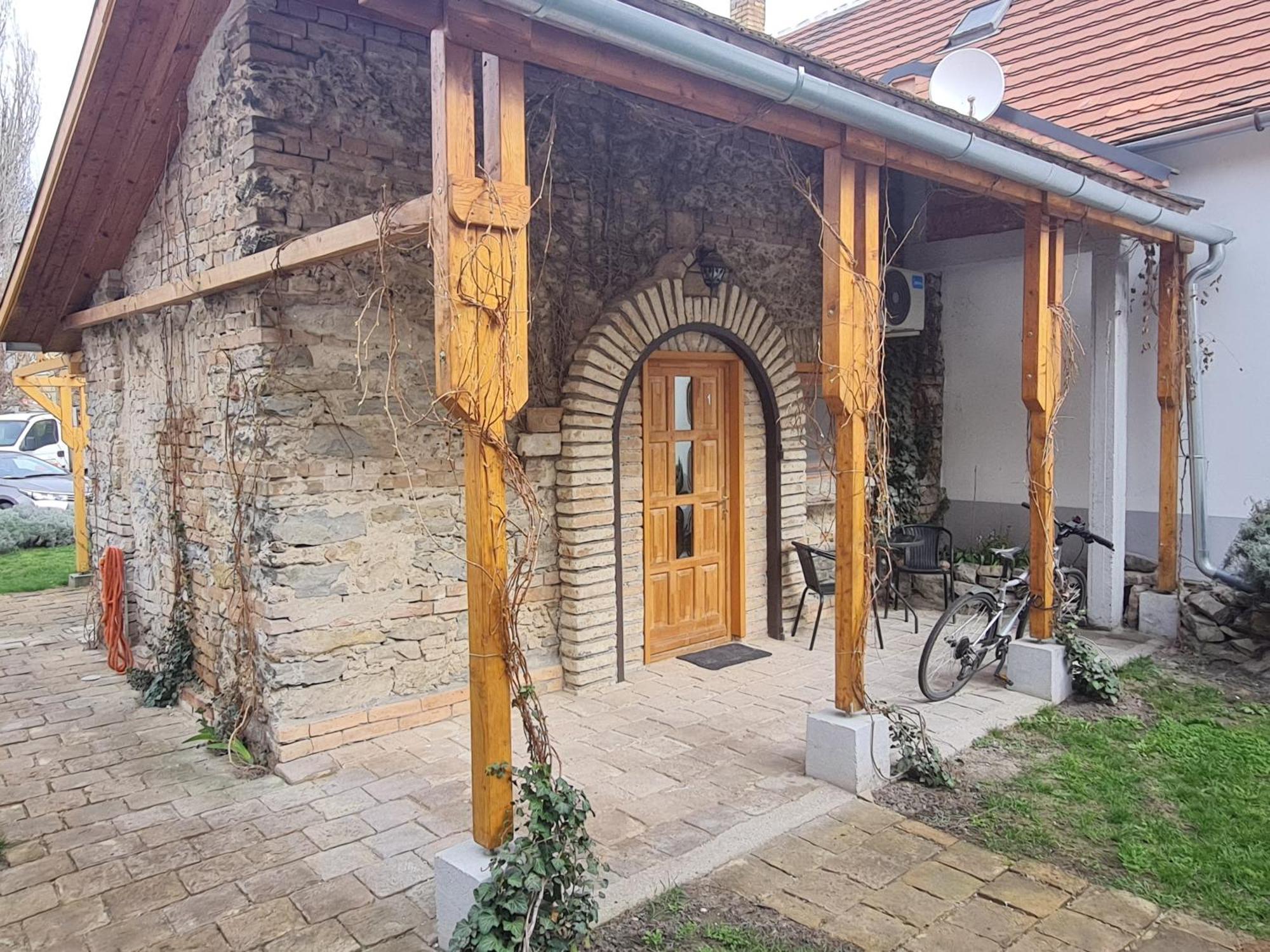 Kossuth Apartmanhaz Тата Екстериор снимка