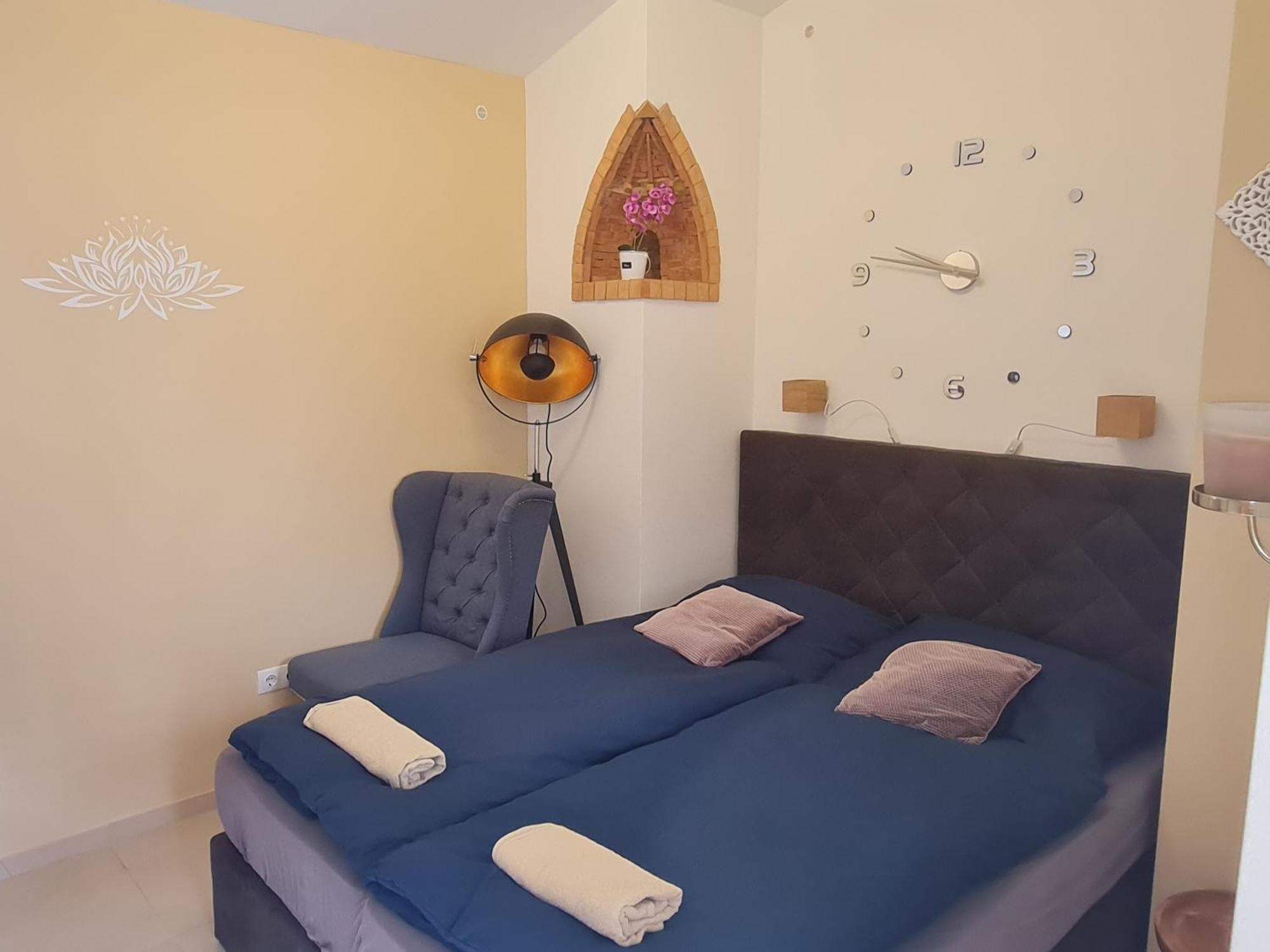 Kossuth Apartmanhaz Тата Екстериор снимка