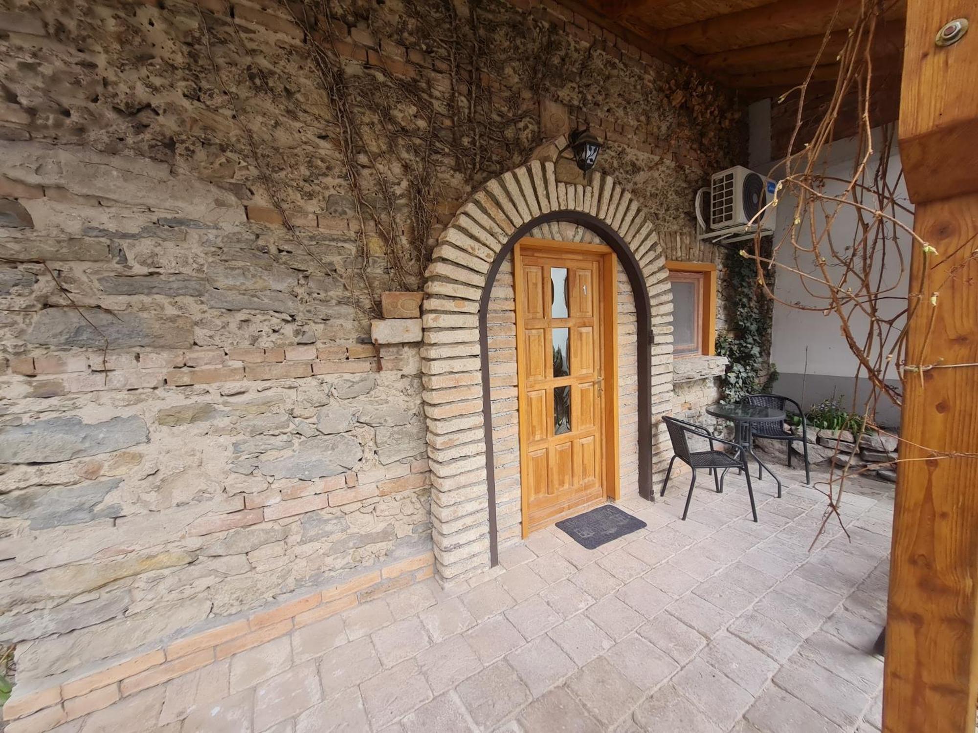Kossuth Apartmanhaz Тата Екстериор снимка