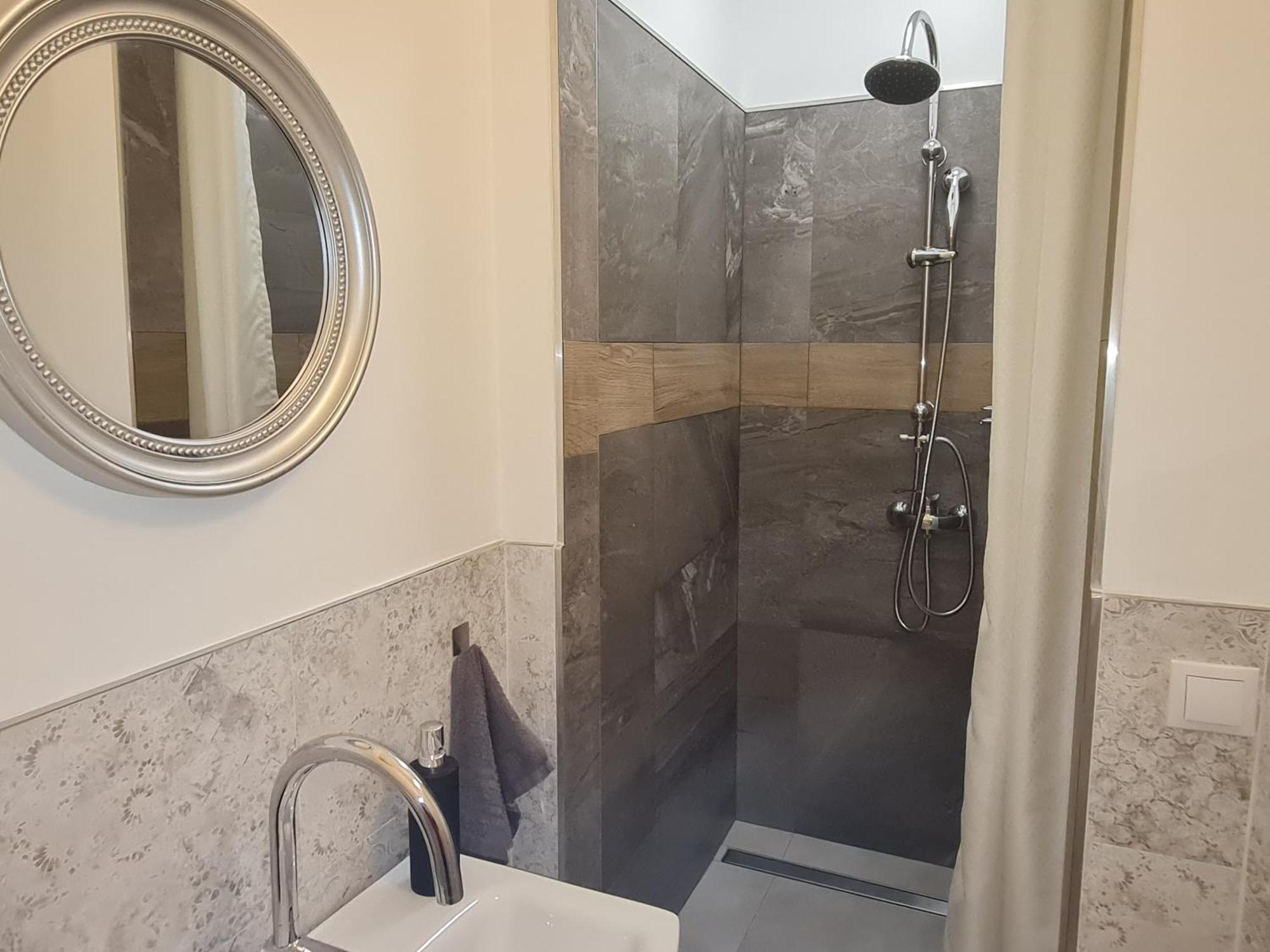 Kossuth Apartmanhaz Тата Екстериор снимка