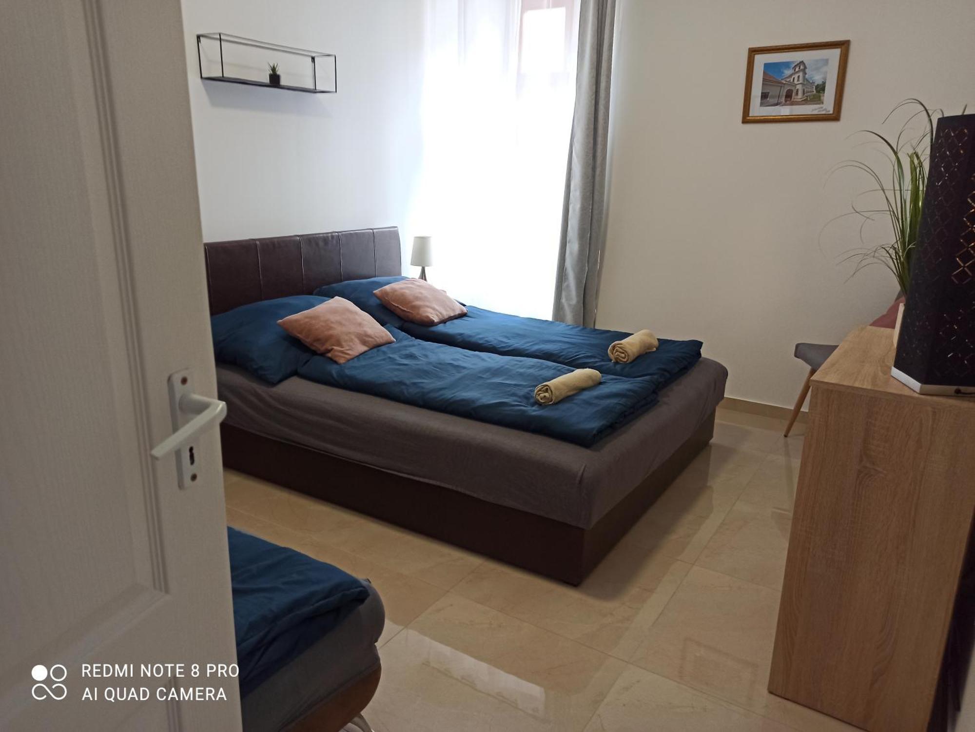 Kossuth Apartmanhaz Тата Екстериор снимка