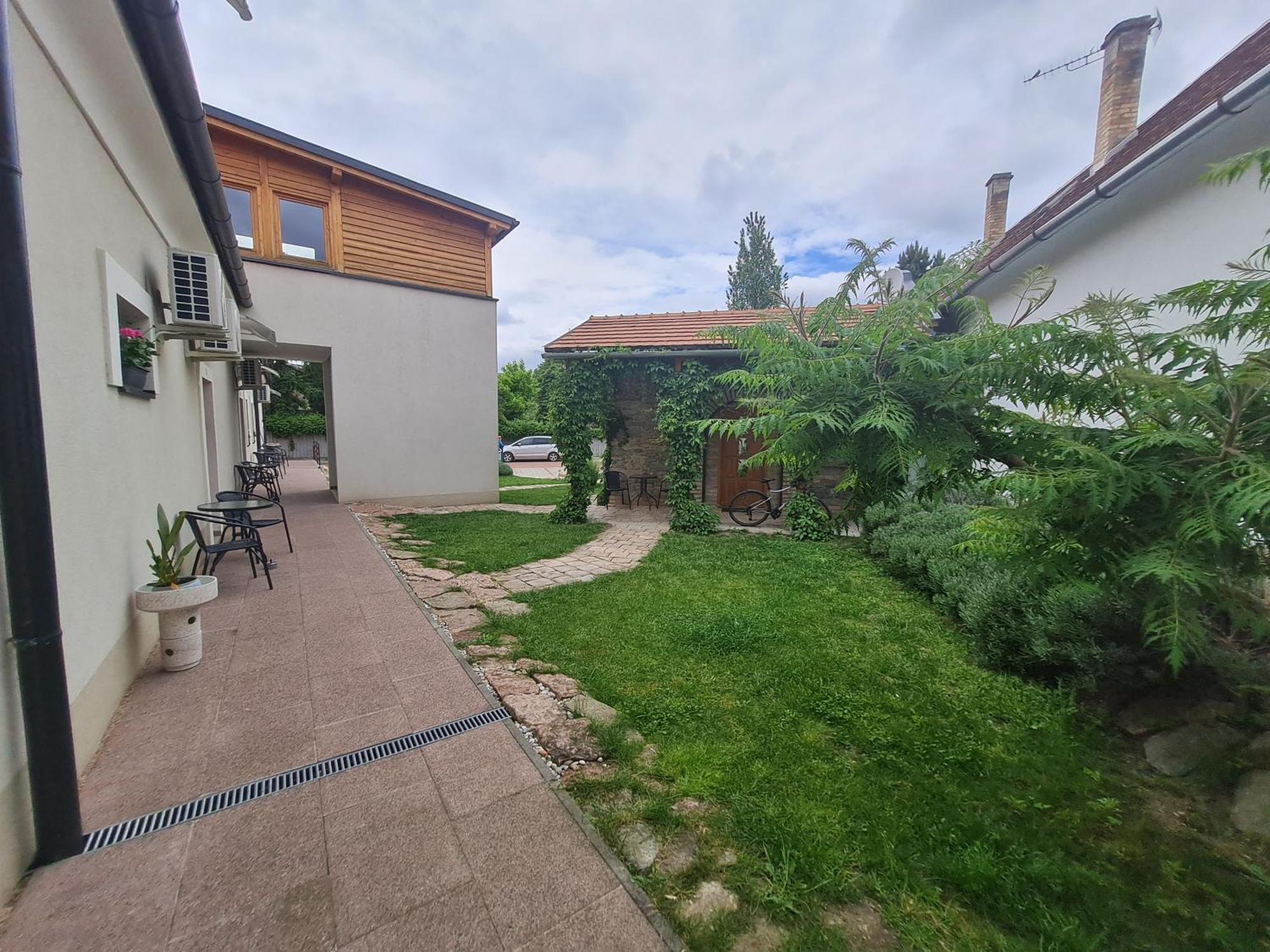 Kossuth Apartmanhaz Тата Екстериор снимка