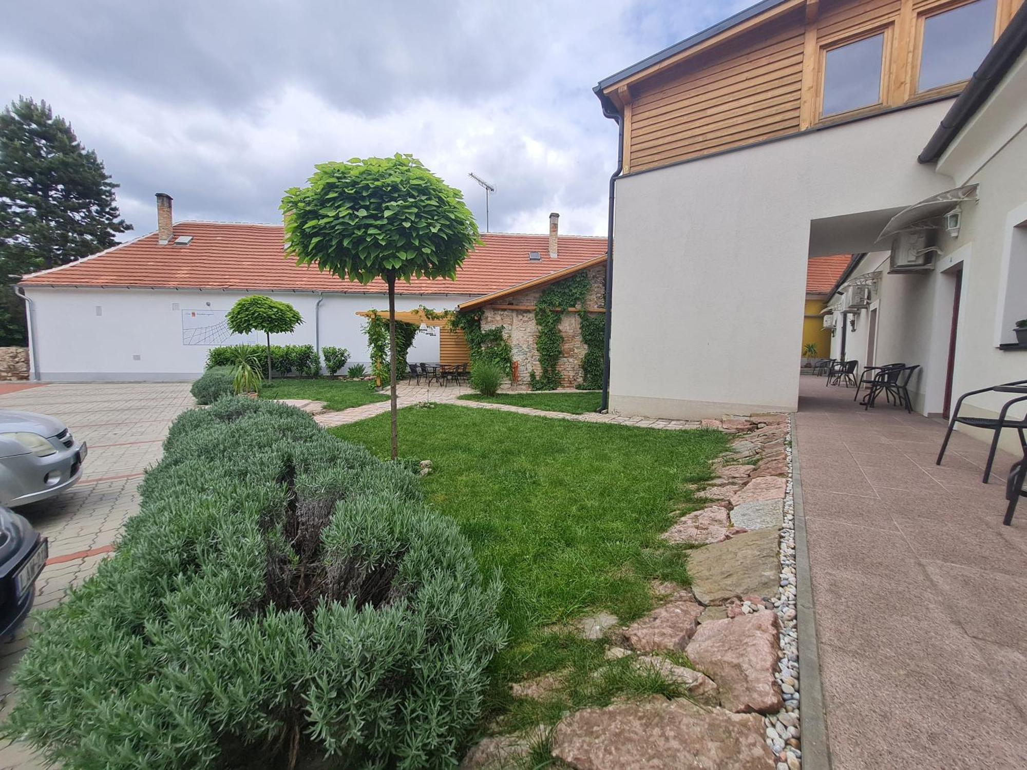 Kossuth Apartmanhaz Тата Екстериор снимка