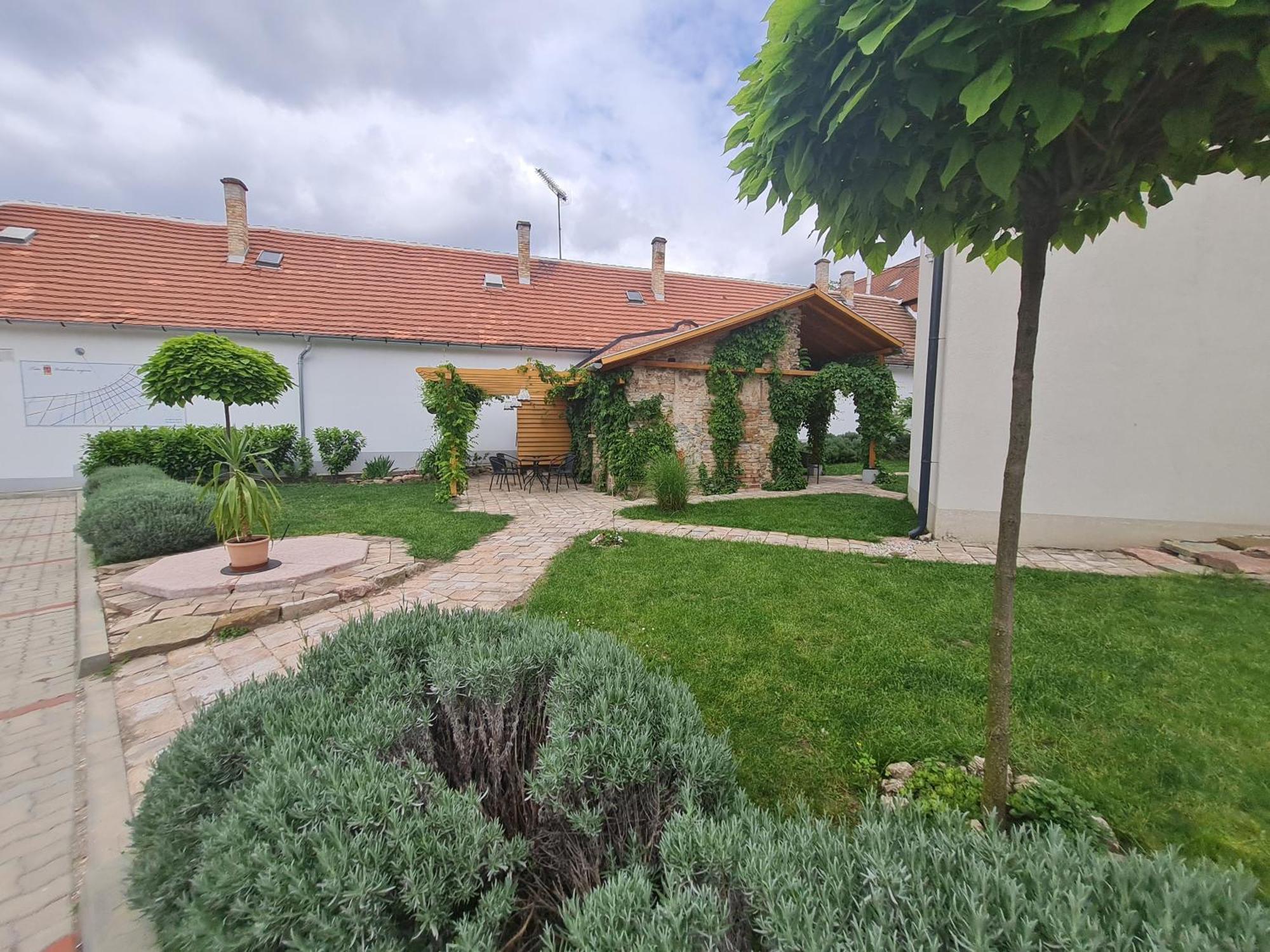 Kossuth Apartmanhaz Тата Екстериор снимка