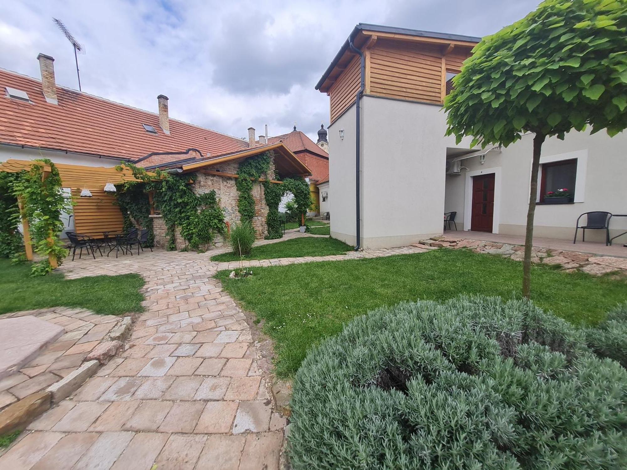 Kossuth Apartmanhaz Тата Екстериор снимка