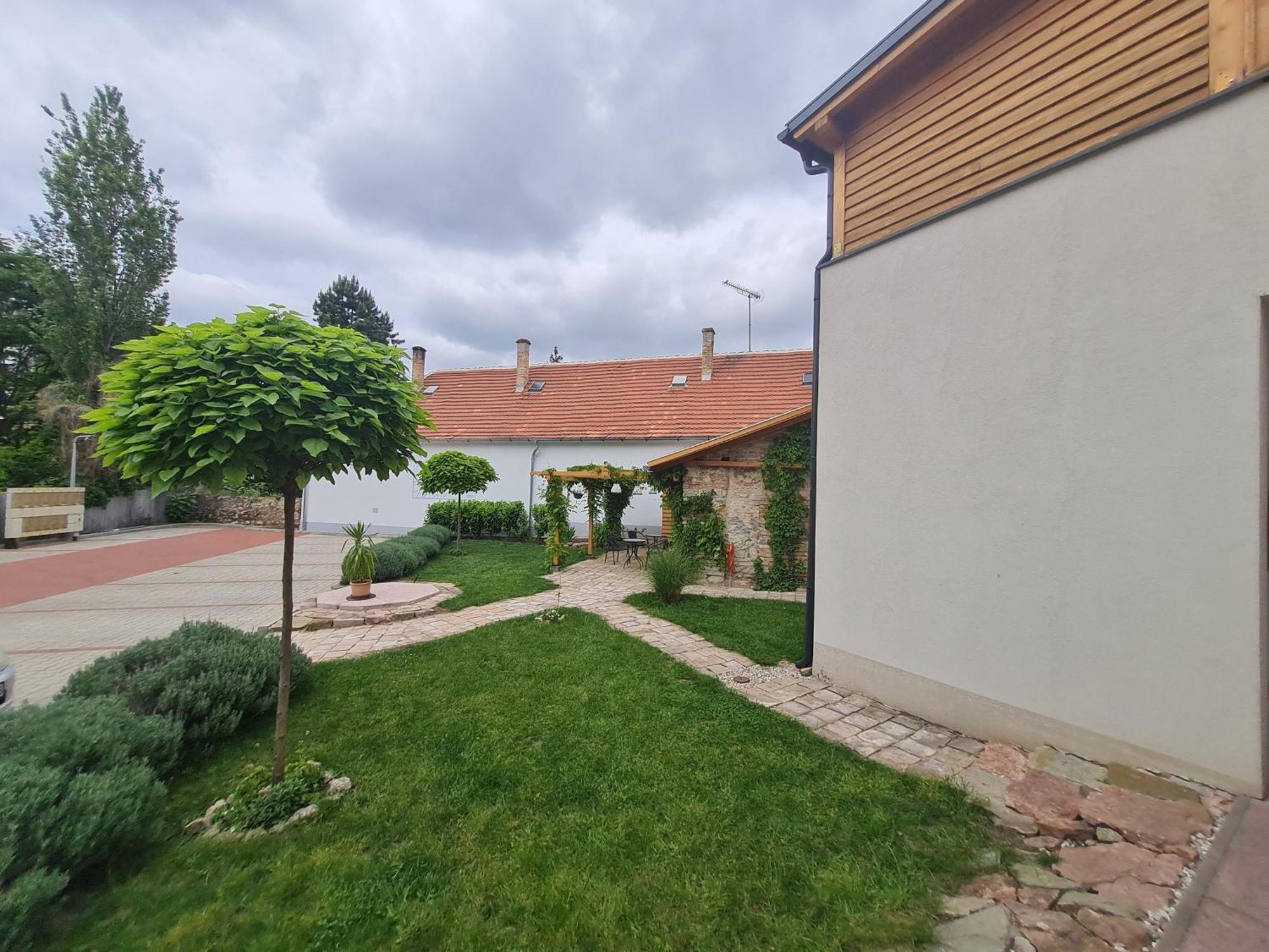 Kossuth Apartmanhaz Тата Екстериор снимка